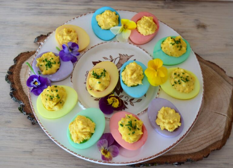 Bunte Frühlingseier, gefärtbe Eier, Eier, Frühling, Ostern, Eier färben, Blackforestkitchen, gefüllte Eier, herzafte Eier, Ei