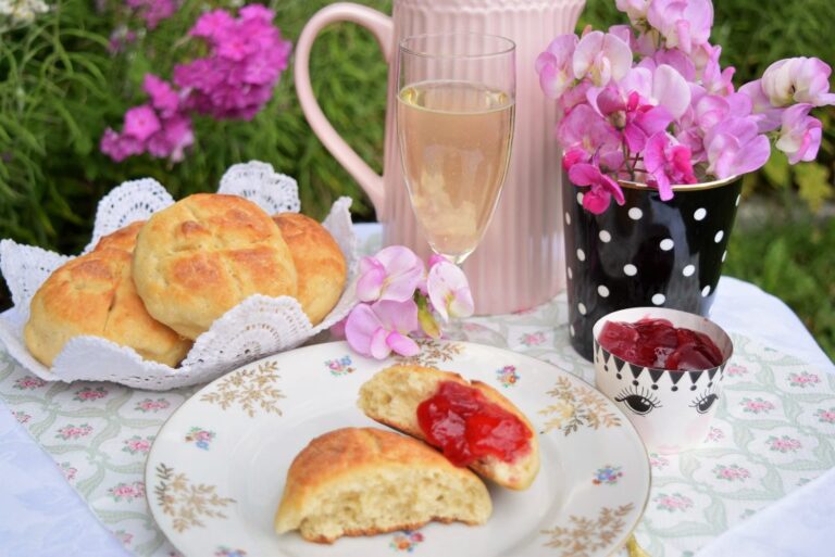 Frühstück, Brötchen, Quarkbrötchen, Himbeergelee, Sommer, Blackforestkitchen
