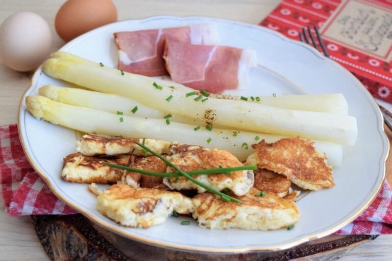 Spargel mit Kratzete und Schwarzwälder Schinken