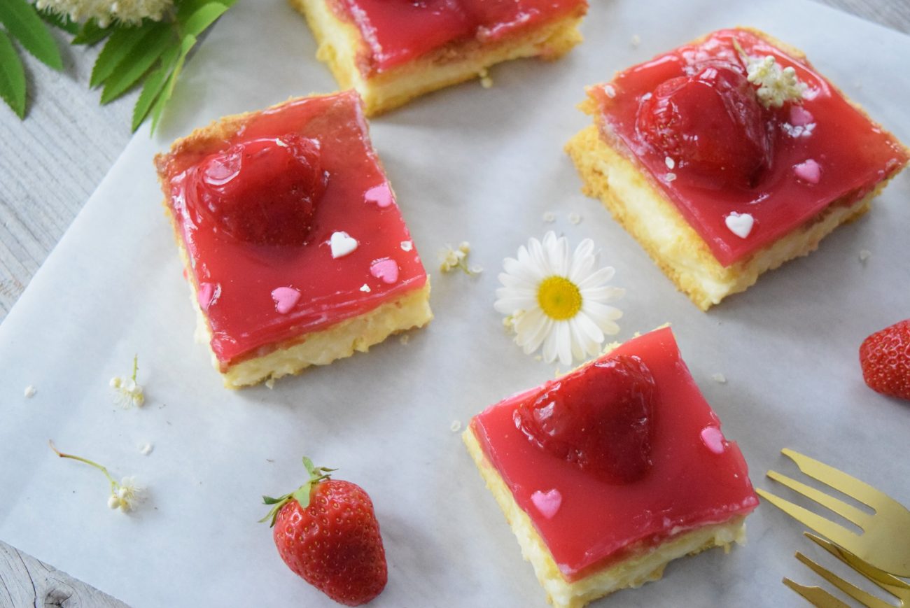 Erdbeerschnitte mit Holundercreme
