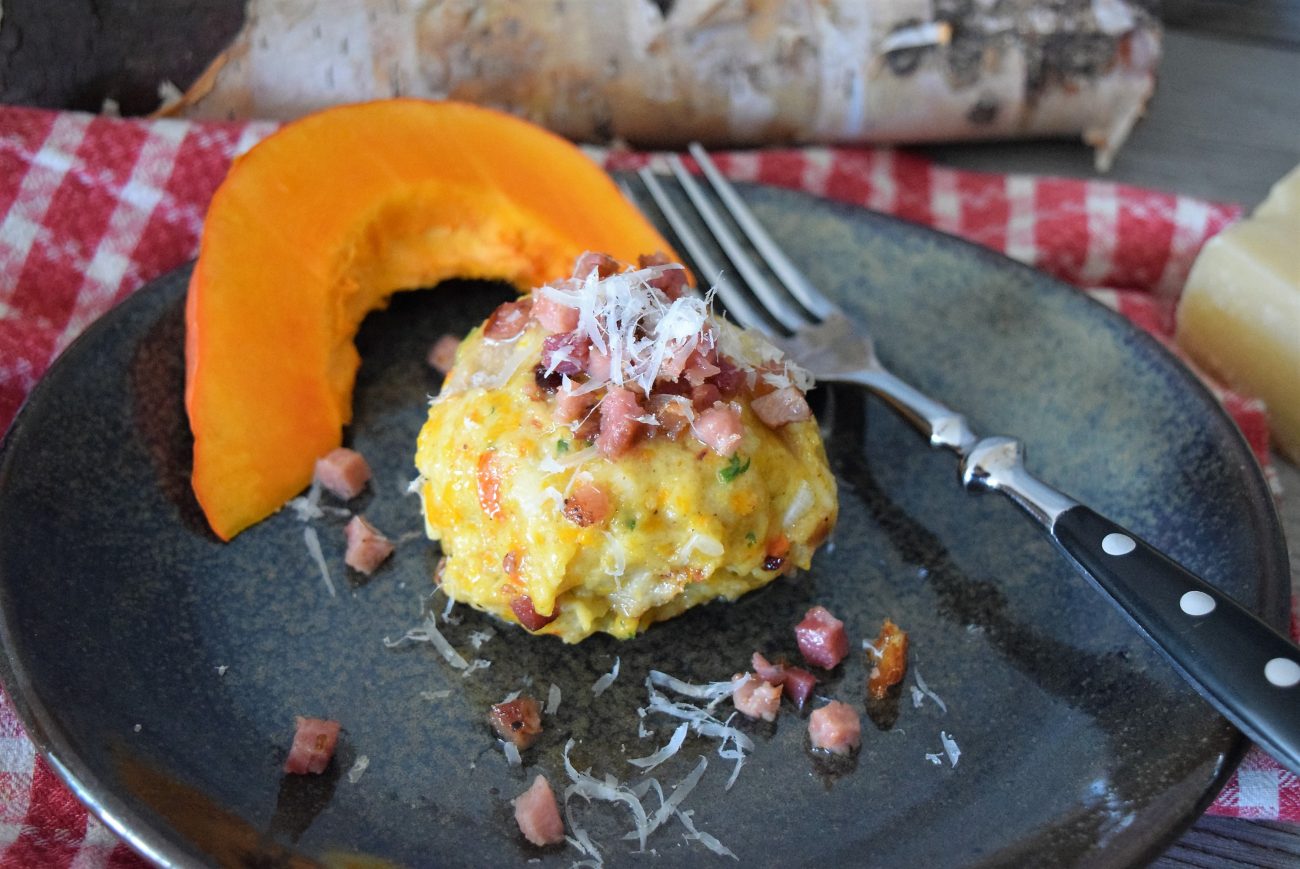 Köstliche Kürbisknödel mit Speckbutter und Parmesan