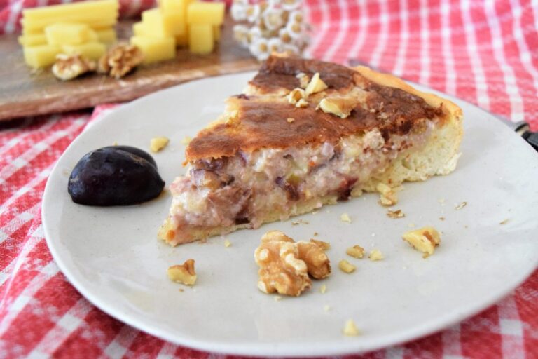 Käsewähe mit Baunüssen und Zwetschgen