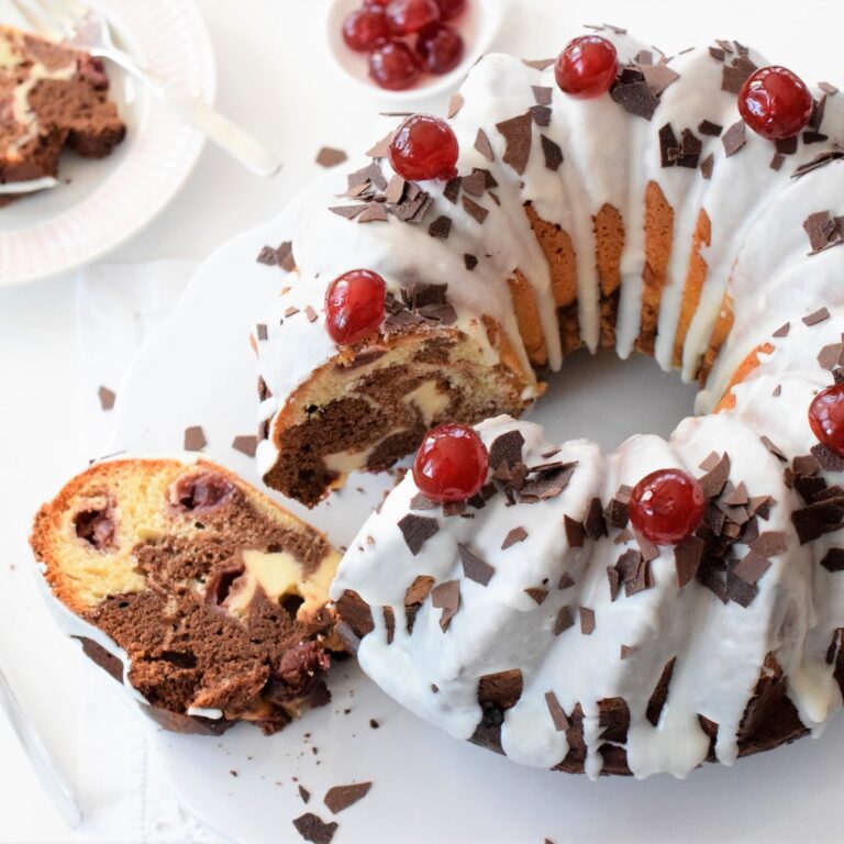 Schwarzwälder Kirsch Gugelhupf mit Cheesecake-Füllung