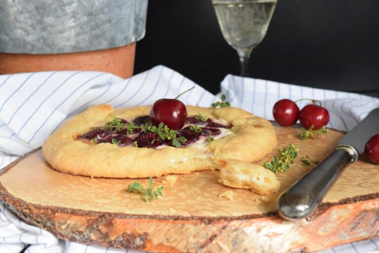 Crostata mit Kirschen und Ziegenfrischkäse