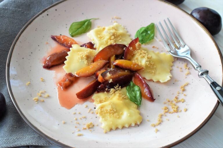 Süsse Ravioli mit karamellisierten Zwetschgen
