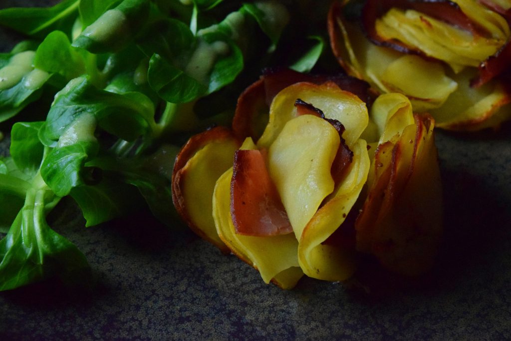Kartoffel-Schinken-Rosen und Salat mit Kartoffeldressing