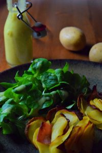 Kartoffel-Schinken-Rosen und Salat mit Kartoffeldressing