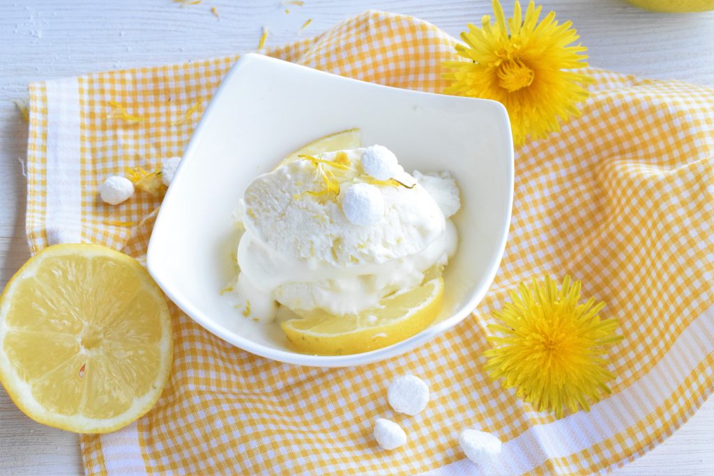Zitronen-Sauerrahmeis mit selbstgemachtem Milchmädchen