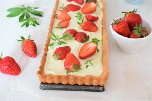 Waldmeistertarte mit Erdbeeren