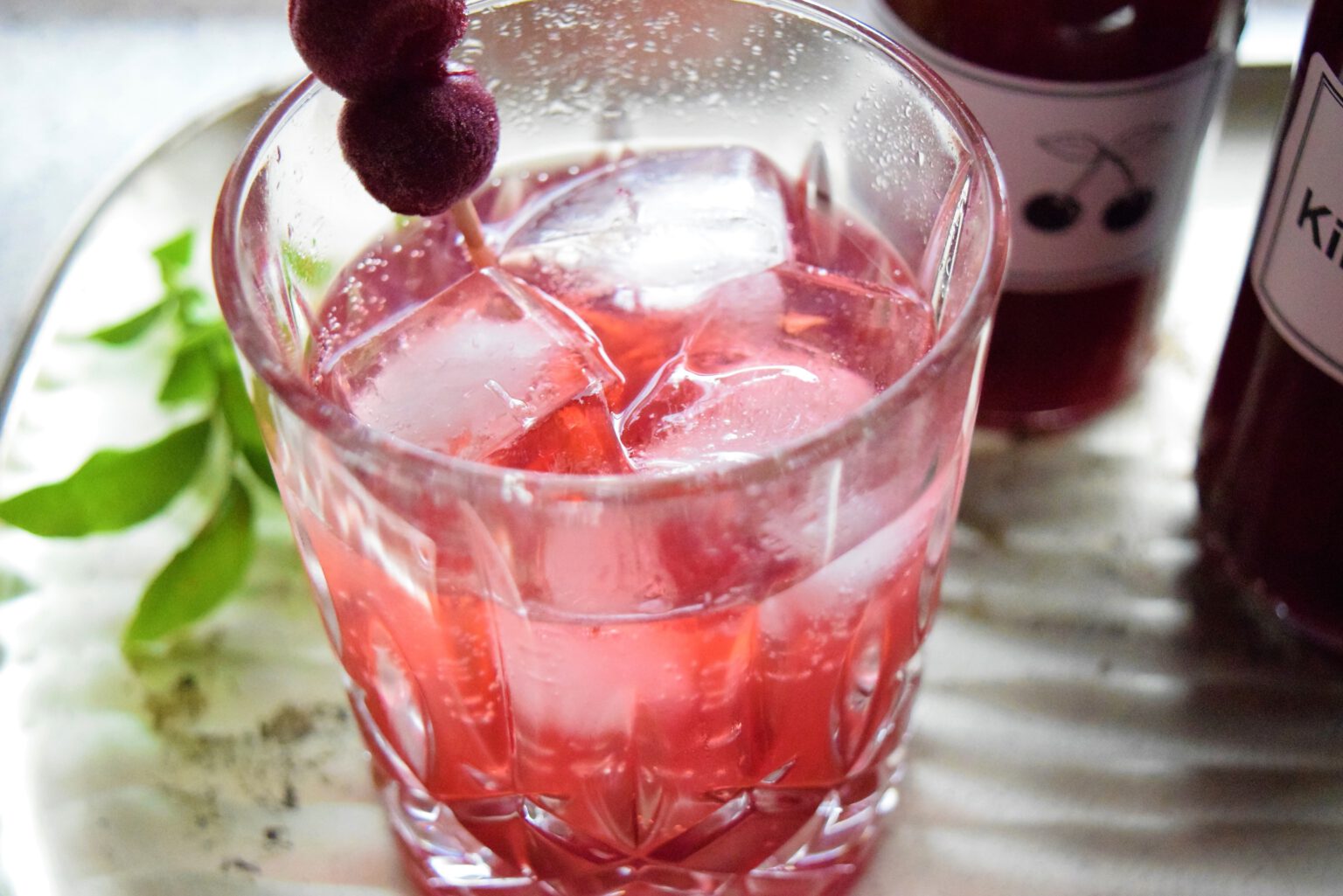 Kirsch-Gin mit selbstgemachtem Kirschsirup | Blackforestkitchenblog Kirsch-Gin mit selbstgemachtem Kirschsirup | Blackforestkitchenblog