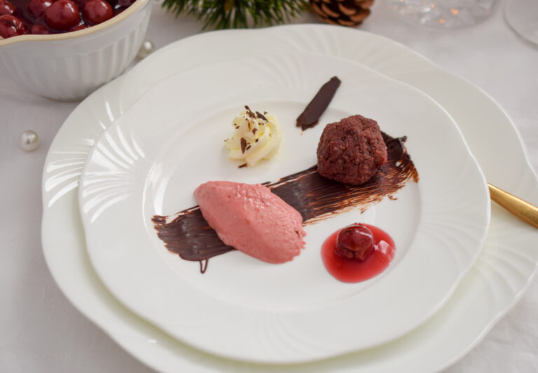 Dekonstruierte Schwarzwälder Kirschtorte -Nachspeise-