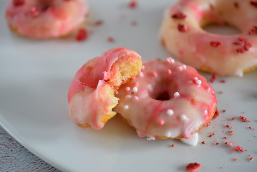 Marmorierte Donuts zum Valentinstag