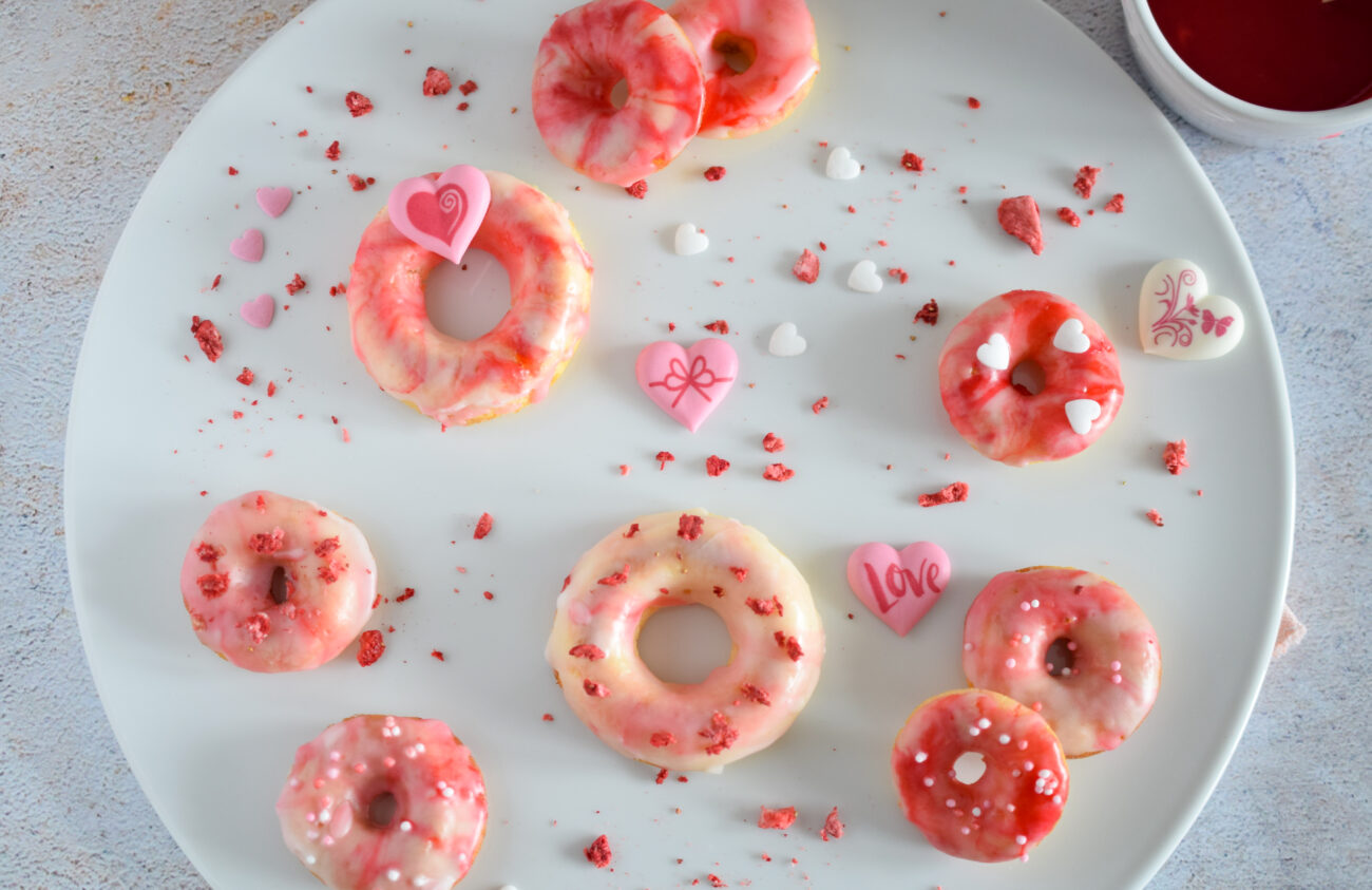 Marmorierte Donuts zum Valentinstag