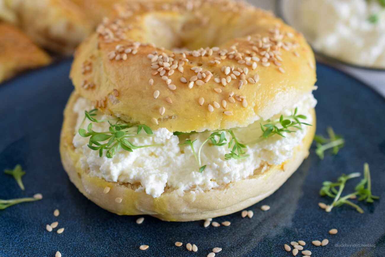 Bagels mit selbstgemachten Hüttenkäse