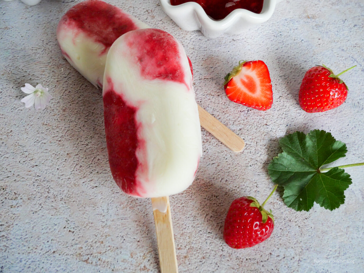 Erdbeereis am Stiel | Blackforestkitchenblog
