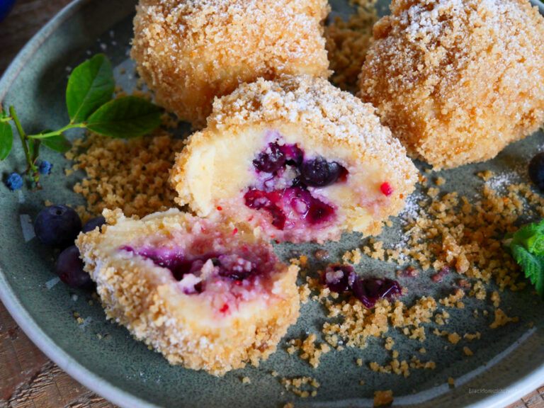 Quark-Knödel mit Heidelbeeren