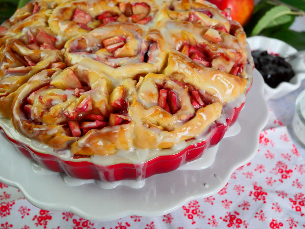 Apfel-Brombeer Rosenkuchen | Blackforestkitchenblog