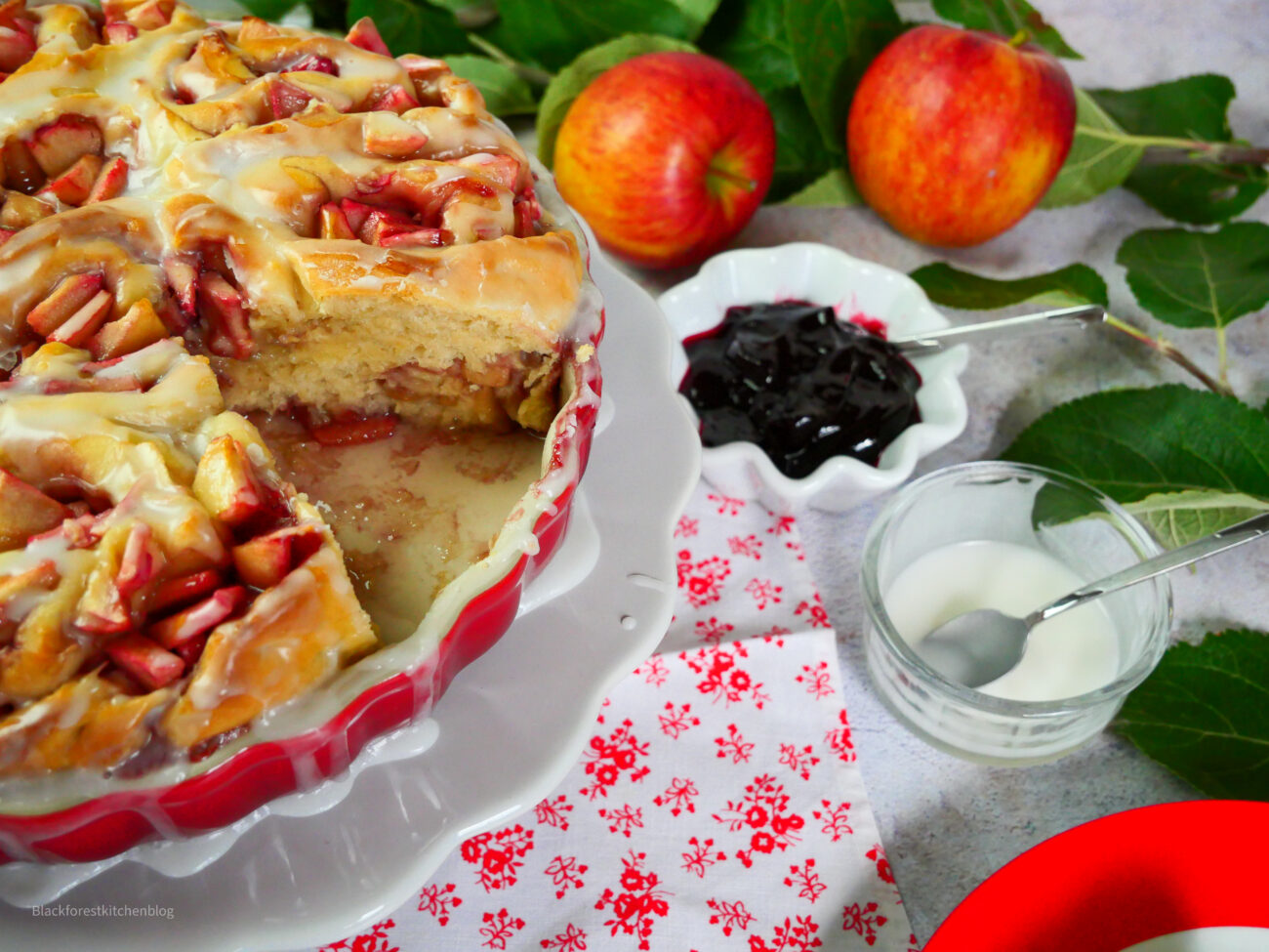 Apfel-Brombeer Rosenkuchen | Blackforestkitchenblog