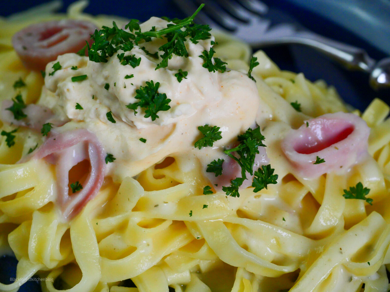 Nudeln in Schinken-Sahnesoße und Obazda-Schaum | Blackforestkitchenblog