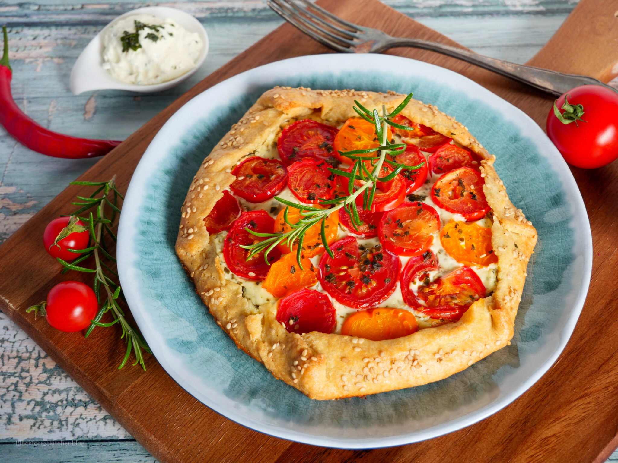 Tomaten-Galette mit Basilikumcreme | Blackforestkitchenblog
