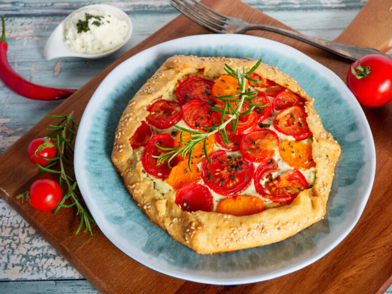 Tomaten-Galette mit Basilikumcreme