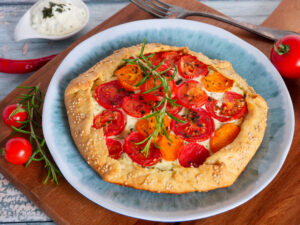 Tomaten-Galette mit Basilikumcreme