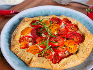 Tomaten-Galette mit Basilikumcreme