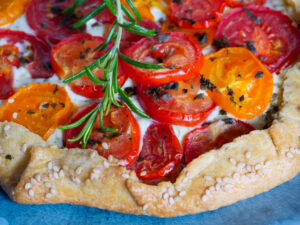 Tomaten-Galette mit Basilikumcreme