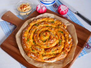 Laugenschnecke mit Obazdafüllung