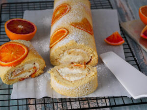 Biskuitrolle mit Blutorangen