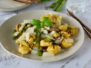 Tortellini mit Spargel in Zitronenbutter