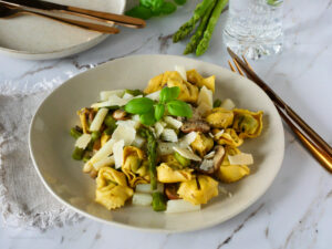 Tortellini mit Spargel in Zitronenbutter