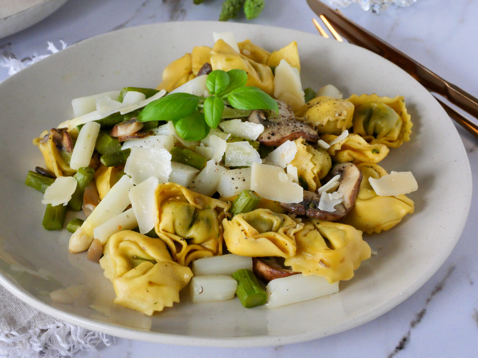 Tortellini mit Spargel in Zitronenbutter | Blackforestkitchenblog