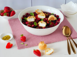 Windbeutel Dessert mit Beeren