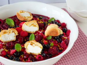 Windbeutel Dessert mit Beeren