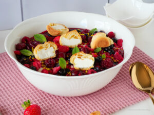 Windbeutel Dessert mit Beeren