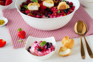 Windbeutel Dessert mit Beeren