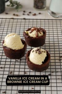 Vanilleeis im Brownie-Eisbecher