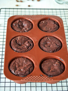 Vanilleeis im Brownie-Eisbecher