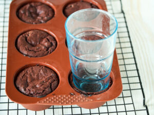 Vanilleeis im Brownie-Eisbecher