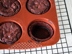 Vanilleeis im Brownie-Eisbecher