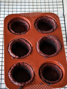 Vanilleeis im Brownie-Eisbecher