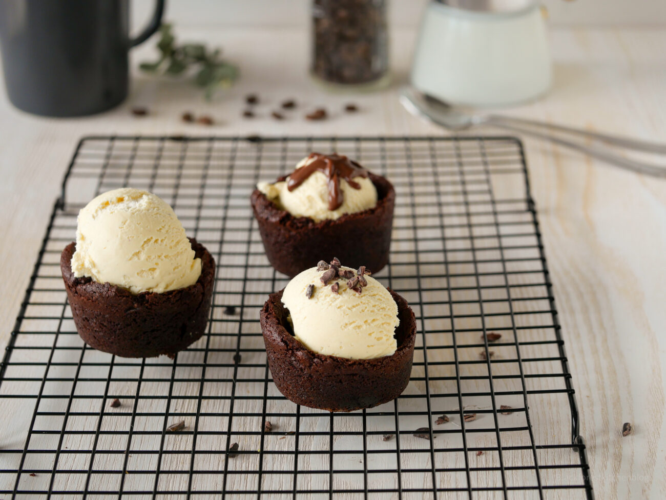 Vanilleeis im Brownie-Eisbecher