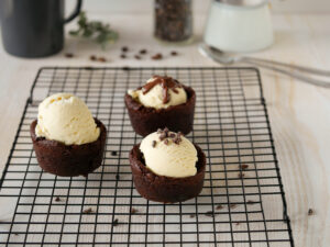 Vanilleeis im Brownie-Eisbecher