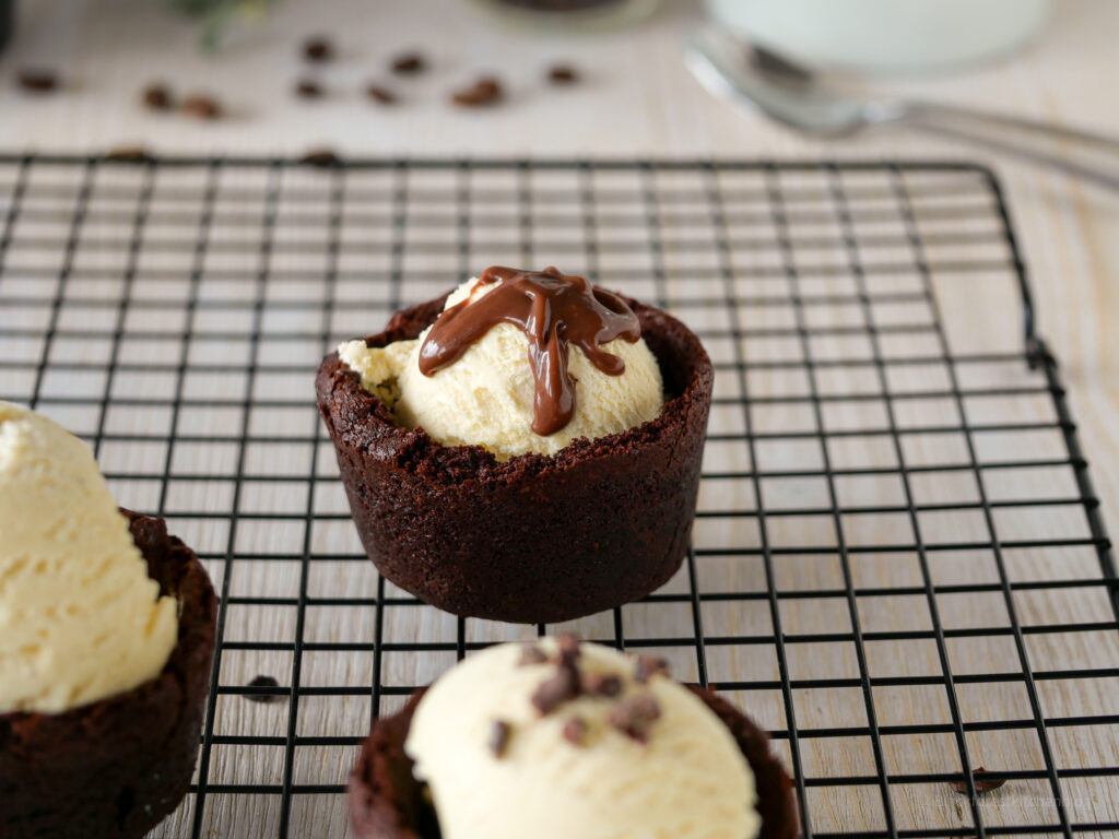 Vanilleeis im Brownie-Eisbecher