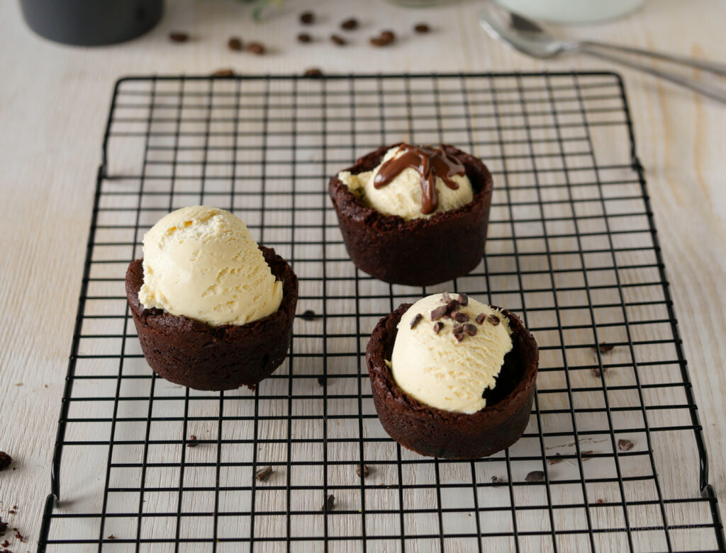 Vanilleeis im Brownie-Eisbecher