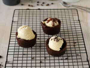 Vanilleeis im Brownie-Eisbecher