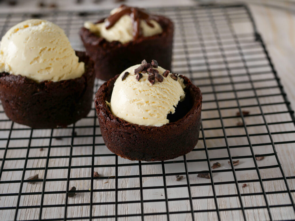 Vanilleeis im Brownie-Eisbecher