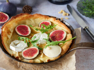 Herzhaftes Dutch-Baby mit Ziegenkäse und Feigen