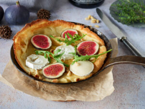 Herzhaftes Dutch-Baby mit Ziegenkäse und Feigen